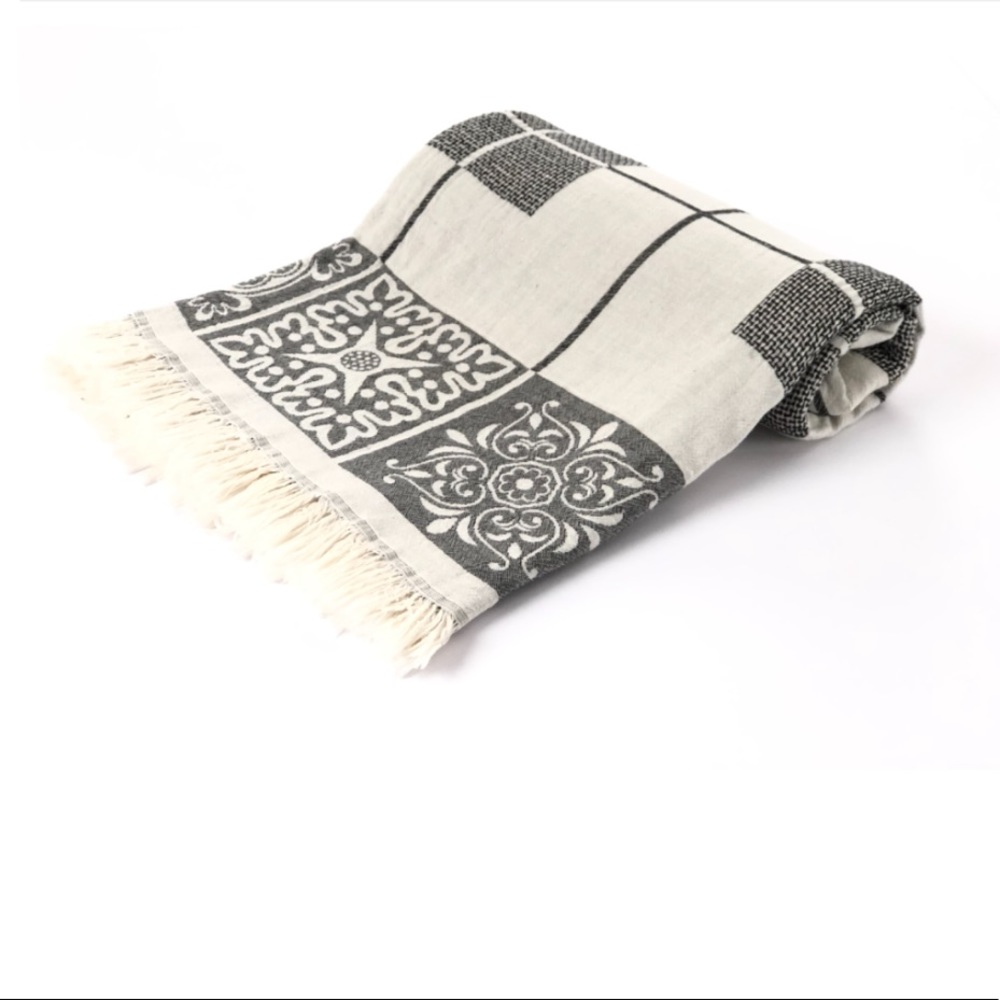 BLACK SEVILLA THROWS